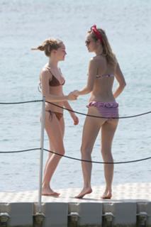 Suki Waterhouse feet photo thumbnail