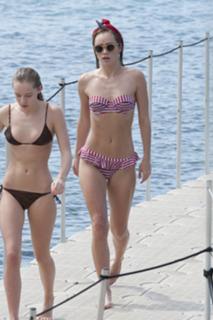 Suki Waterhouse feet photo thumbnail