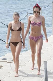 Suki Waterhouse feet photo thumbnail