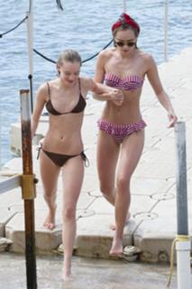 Suki Waterhouse feet photo thumbnail