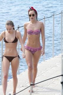 Suki Waterhouse feet photo thumbnail