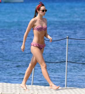 Suki Waterhouse feet photo thumbnail