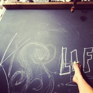 Suki Waterhouse feet photo thumbnail