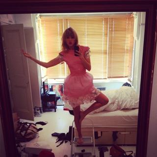 Suki Waterhouse feet photo thumbnail