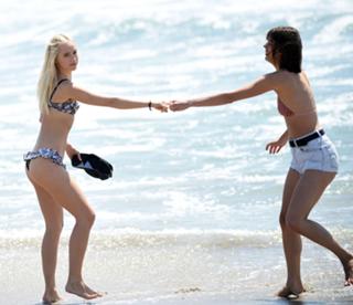 Suki Waterhouse feet photo thumbnail