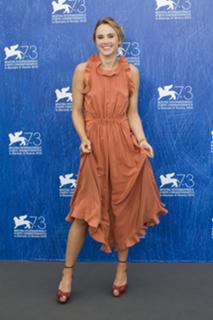 Suki Waterhouse feet photo thumbnail