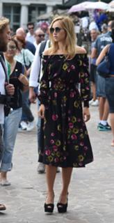 Suki Waterhouse feet photo thumbnail