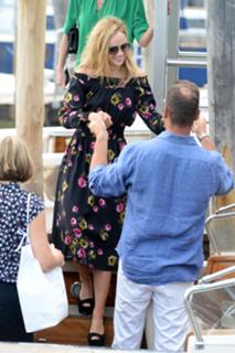 Suki Waterhouse feet photo thumbnail