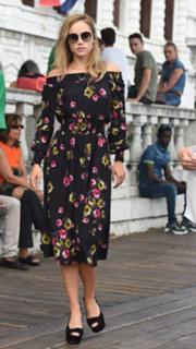 Suki Waterhouse feet photo thumbnail