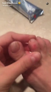 Suki Waterhouse feet photo thumbnail