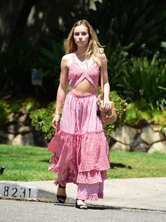 Suki Waterhouse feet photo thumbnail