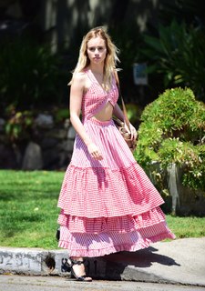 Suki Waterhouse feet photo thumbnail