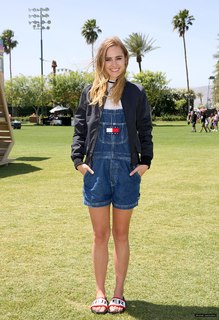 Suki Waterhouse feet photo thumbnail