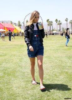 Suki Waterhouse feet photo thumbnail