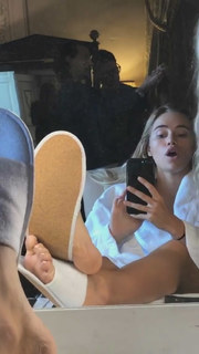 Suki Waterhouse feet photo thumbnail