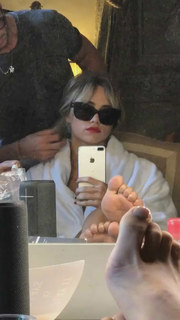 Suki Waterhouse feet photo thumbnail