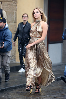 Suki Waterhouse feet photo thumbnail