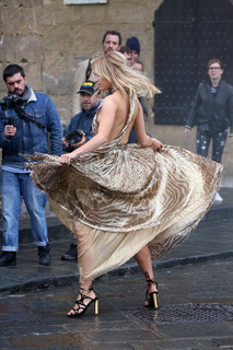 Suki Waterhouse feet photo thumbnail