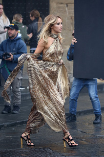 Suki Waterhouse feet photo thumbnail