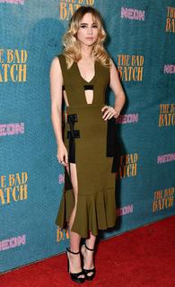 Suki Waterhouse feet photo thumbnail