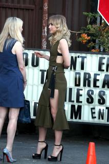 Suki Waterhouse feet photo thumbnail