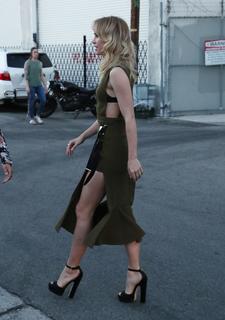 Suki Waterhouse feet photo thumbnail