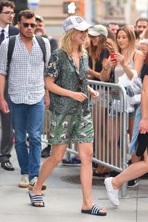 Suki Waterhouse feet photo thumbnail