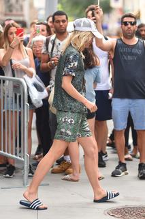 Suki Waterhouse feet photo thumbnail