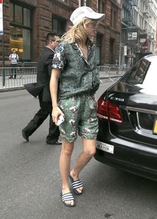 Suki Waterhouse feet photo thumbnail