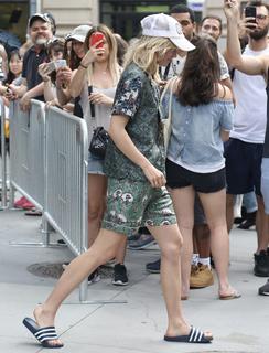 Suki Waterhouse feet photo thumbnail