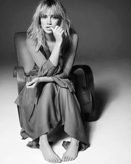 Suki Waterhouse feet photo thumbnail