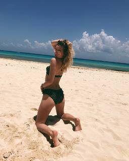 Suki Waterhouse feet photo thumbnail