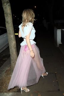 Suki Waterhouse feet photo thumbnail
