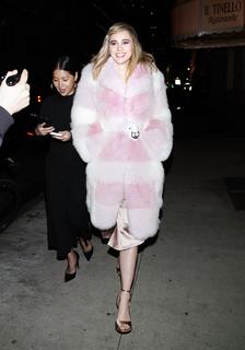 Suki Waterhouse feet photo thumbnail