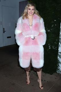 Suki Waterhouse feet photo thumbnail