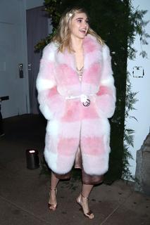 Suki Waterhouse feet photo thumbnail