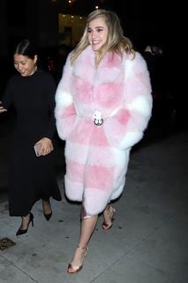 Suki Waterhouse feet photo thumbnail