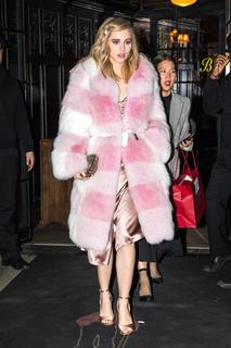 Suki Waterhouse feet photo thumbnail