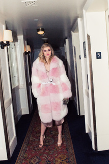 Suki Waterhouse feet photo thumbnail