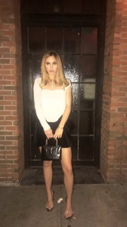 Suki Waterhouse feet photo thumbnail