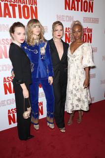 Suki Waterhouse feet photo thumbnail