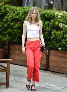 Suki Waterhouse feet photo thumbnail