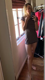 Suki Waterhouse feet photo thumbnail