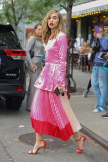 Suki Waterhouse feet photo thumbnail
