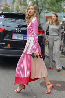 Suki Waterhouse feet photo thumbnail