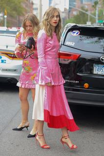 Suki Waterhouse feet photo thumbnail