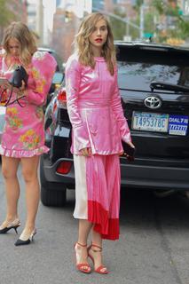 Suki Waterhouse feet photo thumbnail