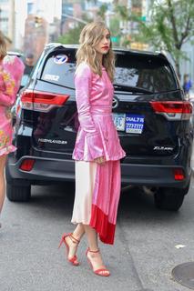 Suki Waterhouse feet photo thumbnail