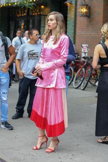 Suki Waterhouse feet photo thumbnail