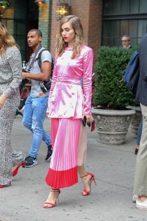 Suki Waterhouse feet photo thumbnail